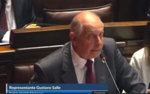 Gustavo Salle / Irrupción en el Parlamento con un discurso crítico y anti-sistema