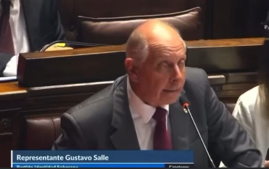 Gustavo Salle / Irrupción en el Parlamento con un discurso crítico y anti-sistema