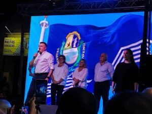 Convocatoria a los salteños / Banderas de Blancos, Colorados, Independientes y Cabildantes ondeaban en lanzamiento de Carlos Albisu