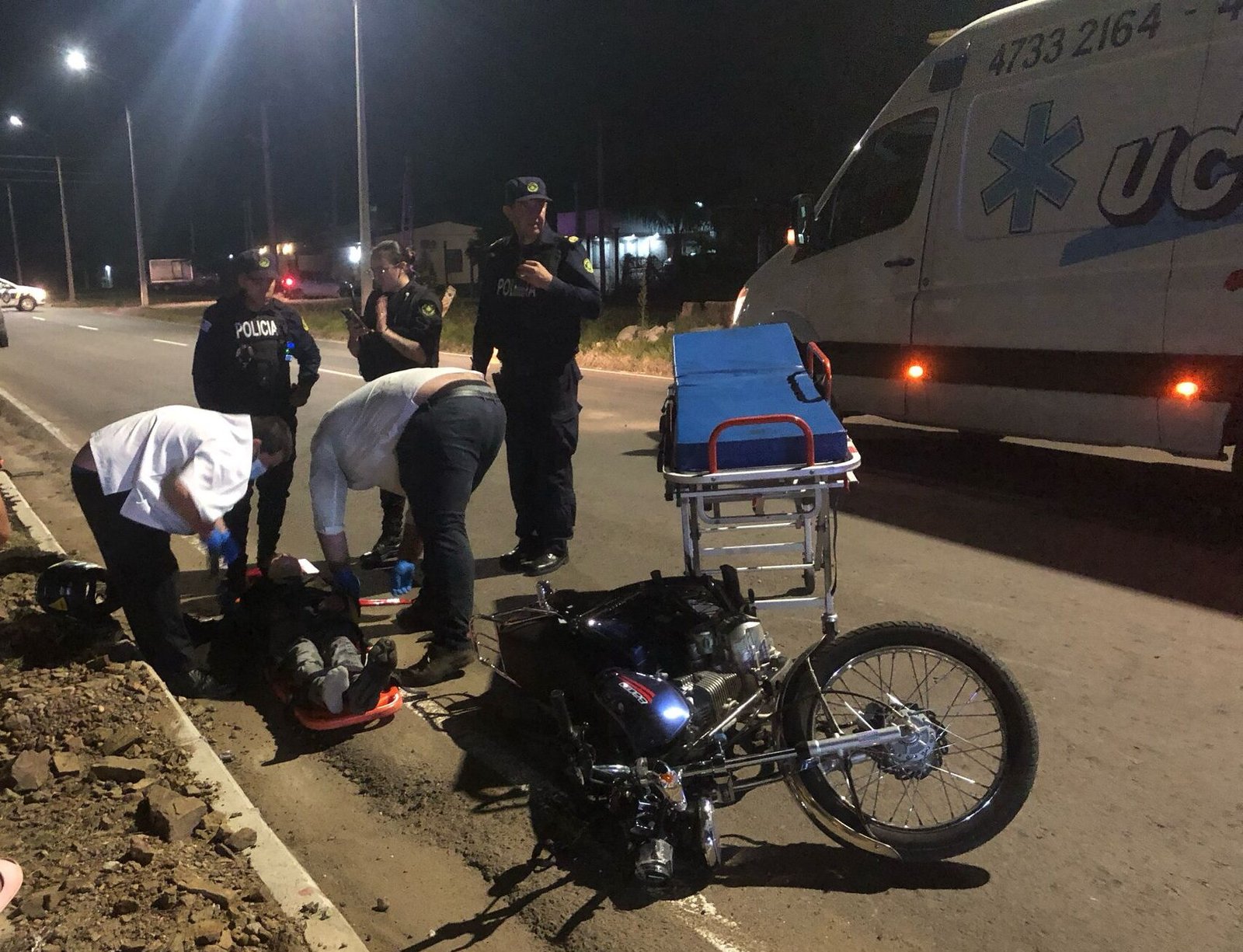Accidente en la Avenida Pascual Harriague en barrio Artigas , tres personas lesionadas, vecinos piden controles.