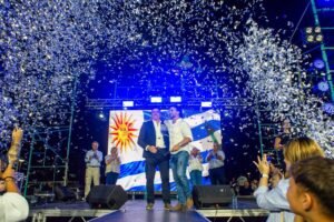 «Con orgullo y rebeldía, Carlos Albisu cerró su campaña ante una multitud de salteños acompañado por Lacalle Pou»
