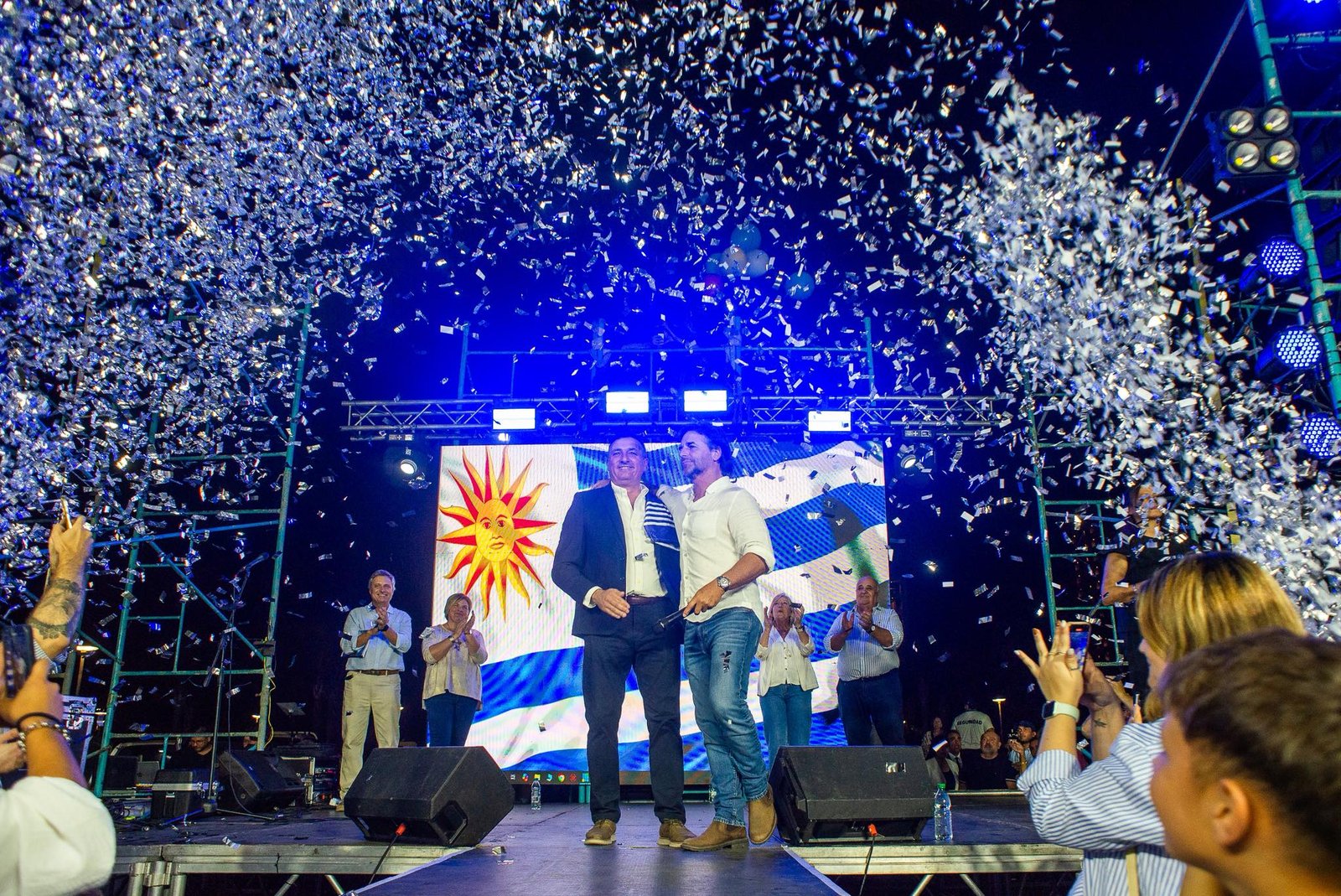 «Con orgullo y rebeldía, Carlos Albisu cerró su campaña ante una multitud de salteños acompañado por Lacalle Pou»