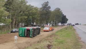 Madrugada accidentada: ómnibus volcó en Ruta 3 y dejó 15 heridos
