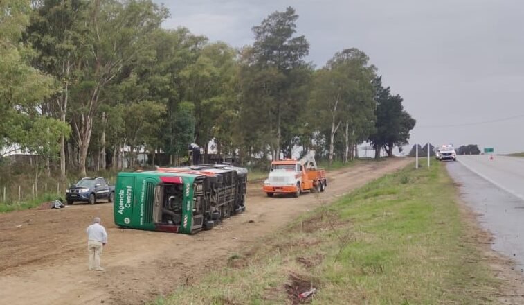 Madrugada accidentada: ómnibus volcó en Ruta 3 y dejó 15 heridos