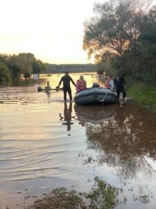 Prefectura de Salto Rescata a Perro Atrapado por la Inundación