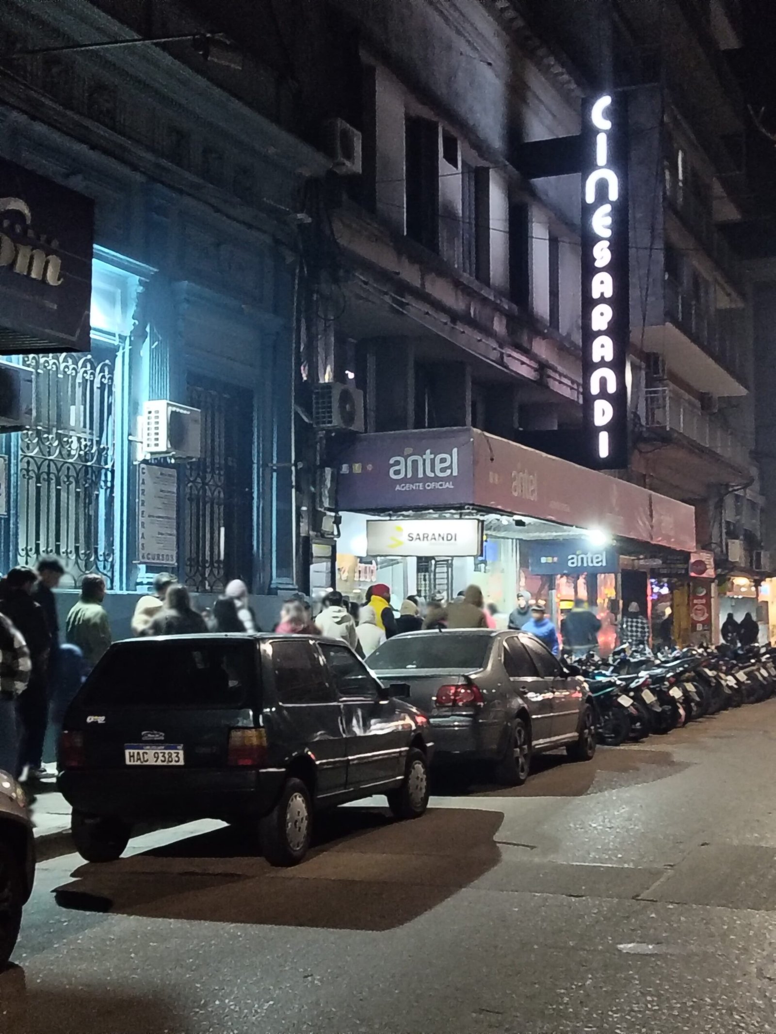 Largas filas en el Cine Sarandí en vacaciones de invierno