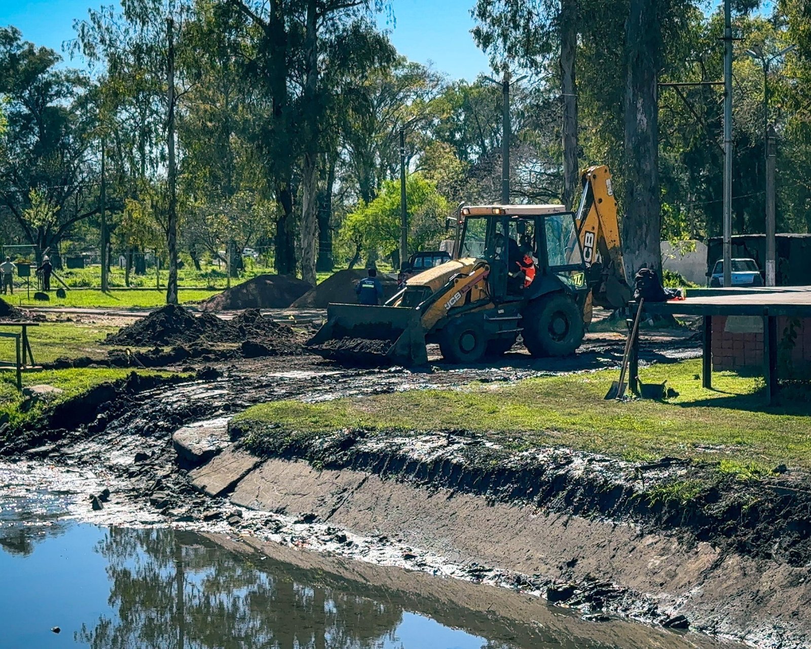 Servicios Públicos y Obras avanzan en mejoras en el Parque Harriague para recibir actividades en octubre