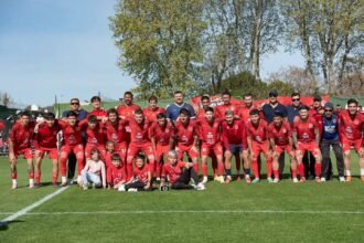 La caída de un gigante: Universitario se despide con dignidad ante Racing
