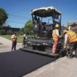 Avanzan las obras viales en Zona Este con nueva carpeta asfáltica en calle Magallanes