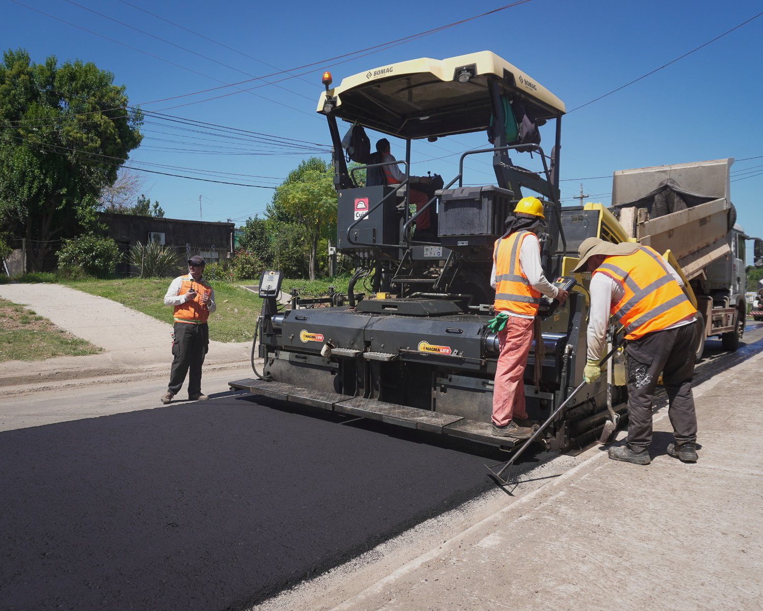 Avanzan las obras viales en Zona Este con nueva carpeta asfáltica en calle Magallanes