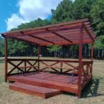 Instalan nuevas pérgolas con decks en el Parque del Lago