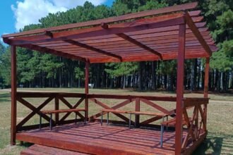 Instalan nuevas pérgolas con decks en el Parque del Lago