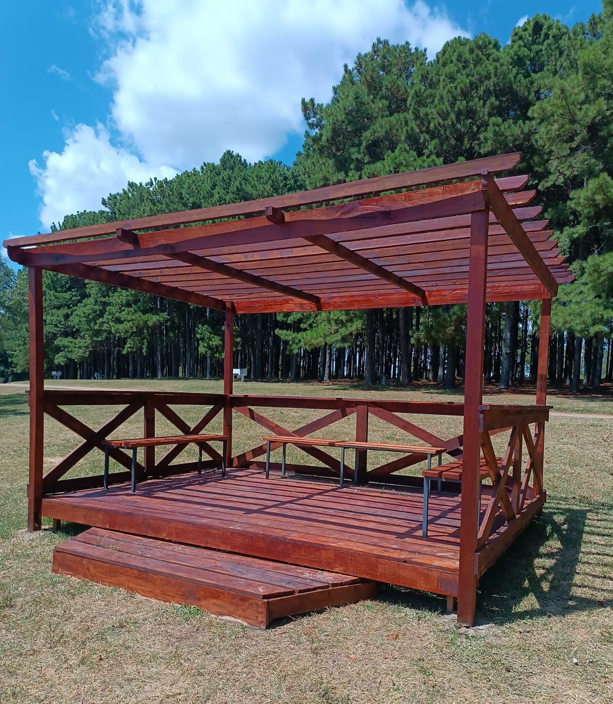 Instalan nuevas pérgolas con decks en el Parque del Lago