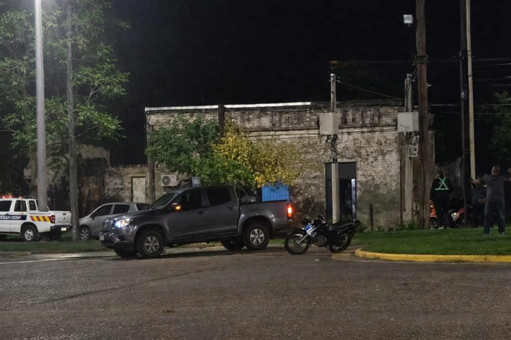 Accidente rotonda de ingreso a barrio Artigas/persona con fractura expuesta de tibia y peroné.