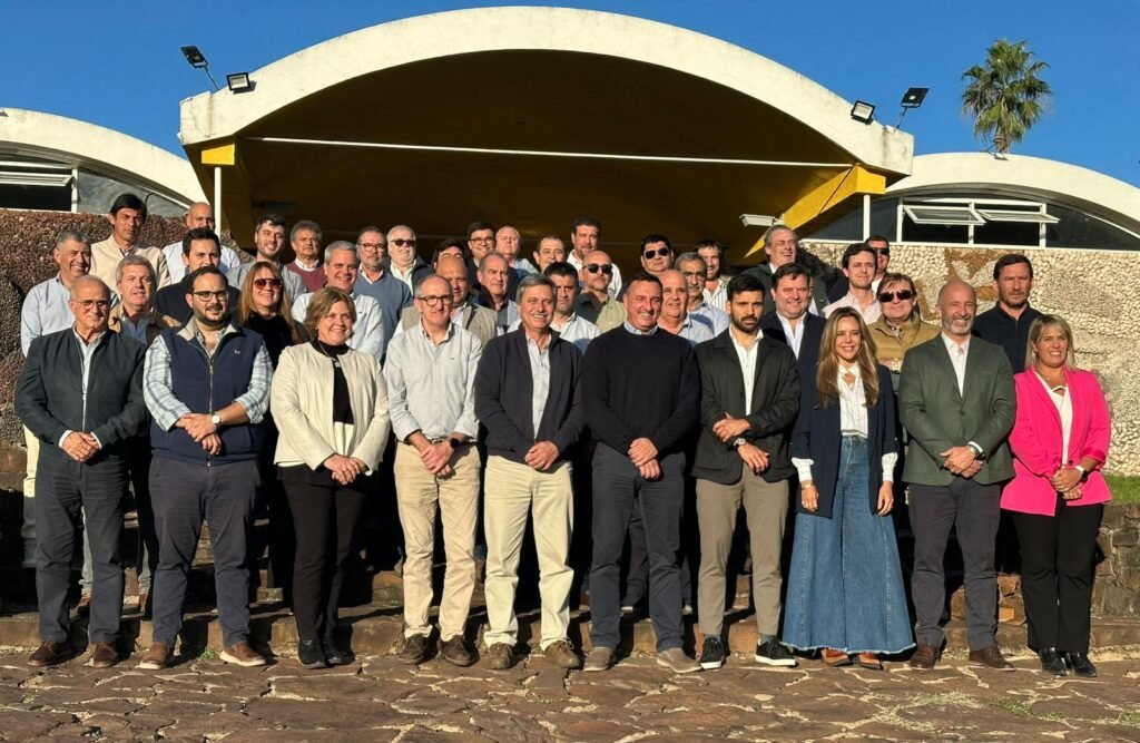 Albisu encabeza gabinete ampliado en Termas del Arapey con foco en el nuevo Presupuesto