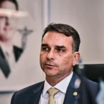 Flávio Bolsonaro celebra decisión de Estados Unidos de clasificar al PCC y al Comando Vermelho como organizaciones terroristas Flávio Bolsonaro celebra decisión de Estados Unidos de clasificar al PCC y al Comando Vermelho como organizaciones terroristas