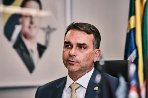 Fl&aacute;vio Bolsonaro celebra decisi&oacute;n de Estados Unidos de clasificar al PCC y al Comando Vermelho como organizaciones terroristas