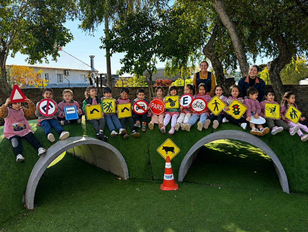 Mayo Amarillo: Educaci&oacute;n vial en el Jard&iacute;n 103 y masiva participaci&oacute;n en curso de manejo defensivo