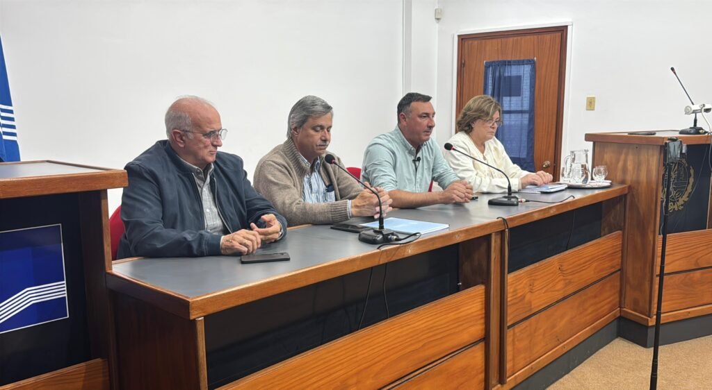 Albisu anunció obras en tres avenidas y cinco barrios como inicio de la mayor inversión en infraestructura de la historia de Salto Albisu anunció obras en tres avenidas y cinco barrios como inicio de la mayor inversión en infraestructura de la historia de Salto