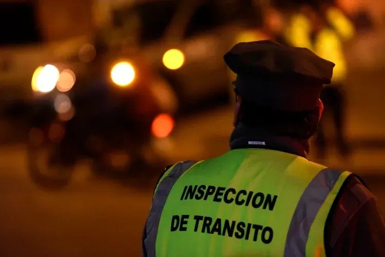Retiran matr&iacute;cula de veh&iacute;culo que realizaba transporte irregular mientras avanza la regulaci&oacute;n de aplicaciones de transporte