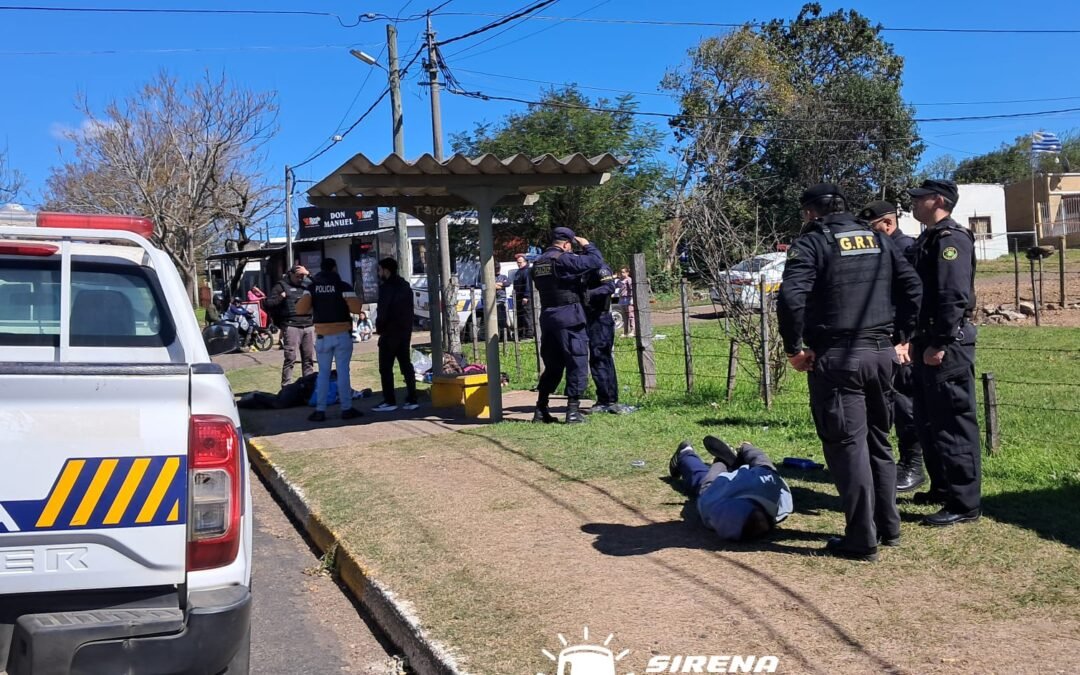 TIROS EN SALTO NUEVO/ POLICÍA ENFRENTÓ A TRES HOMBRES QUE INTENTARON QUITARLE EL ARMA